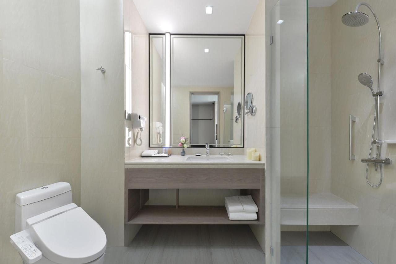 Centre Point Hotel Terminal21 Korat Nakhonratchasima Buitenkant foto Bathroom