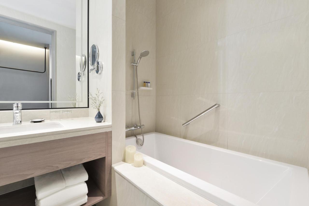 Centre Point Hotel Terminal21 Korat Nakhonratchasima Buitenkant foto Bathroom