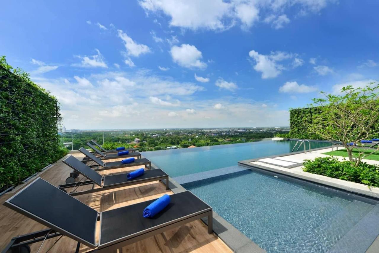 Centre Point Hotel Terminal21 Korat Nakhonratchasima Buitenkant foto Infinity pool at the hotel