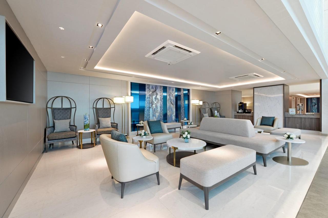 Centre Point Hotel Terminal21 Korat Nakhonratchasima Buitenkant foto The Royal Wing Suites & Spa