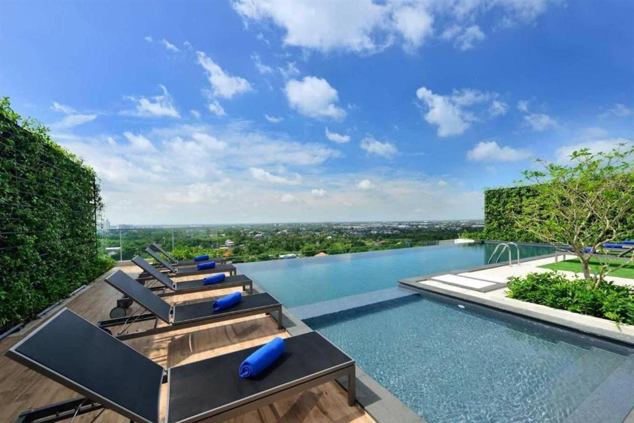 Centre Point Hotel Terminal21 Korat Nakhonratchasima Buitenkant foto Infinity pool at the hotel
