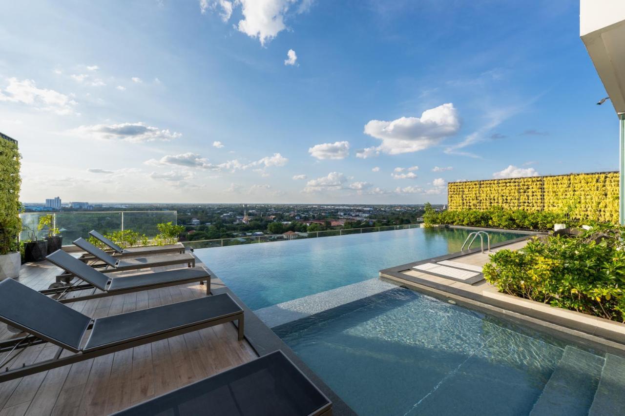 Centre Point Hotel Terminal21 Korat Nakhonratchasima Buitenkant foto Infinity pool at the rooftop