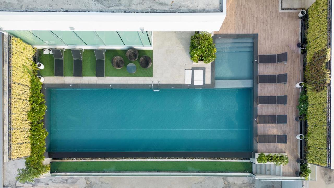 Centre Point Hotel Terminal21 Korat Nakhonratchasima Buitenkant foto Aerial view of a swimming pool