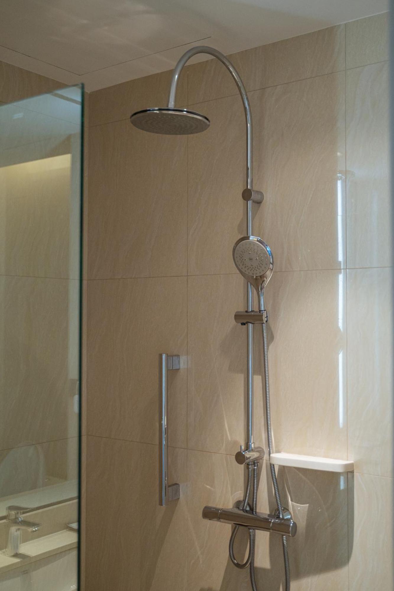 Centre Point Hotel Terminal21 Korat Nakhonratchasima Buitenkant foto A shower