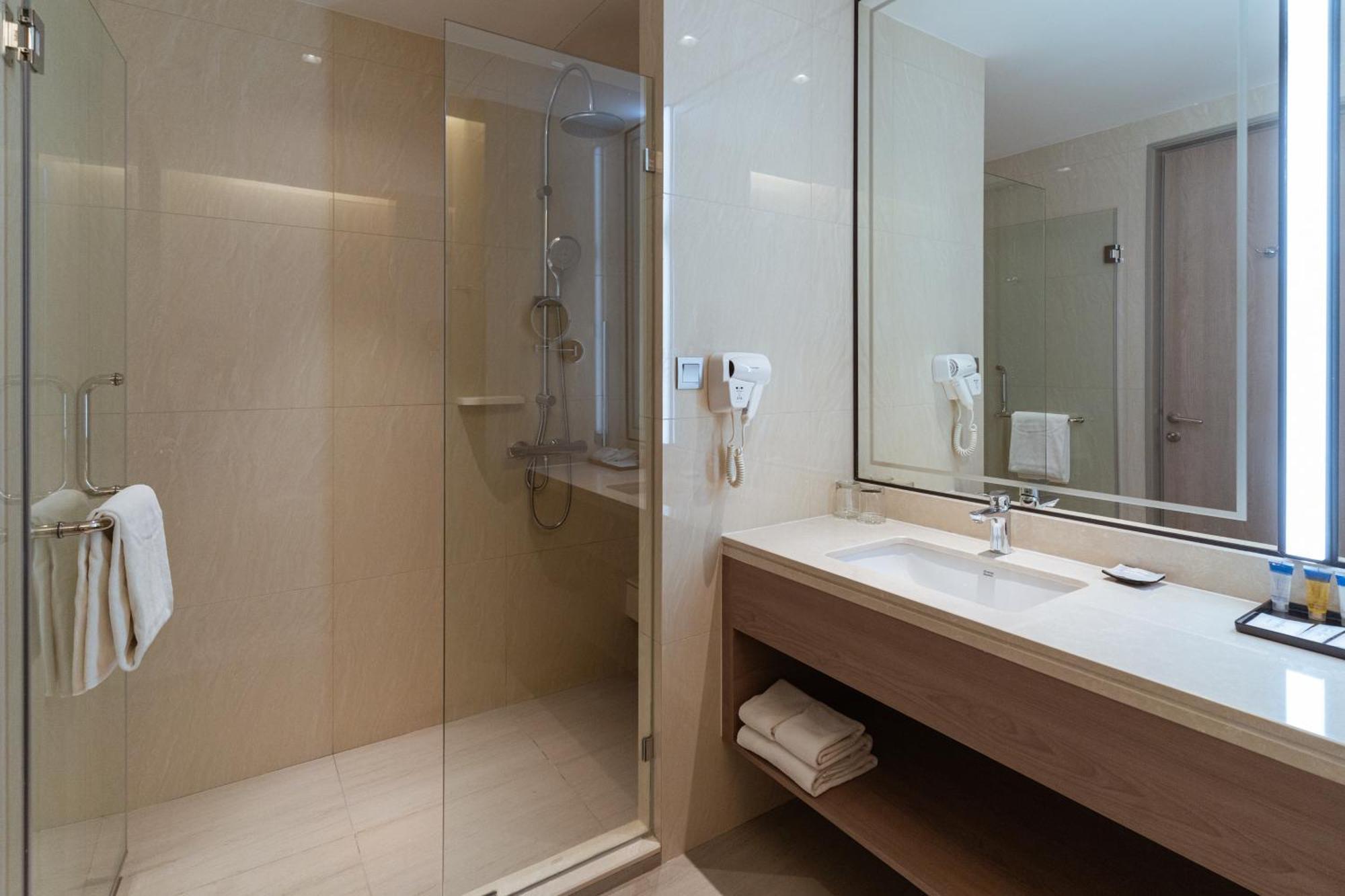 Centre Point Hotel Terminal21 Korat Nakhonratchasima Buitenkant foto A shower enclosure in a hotel bathroom