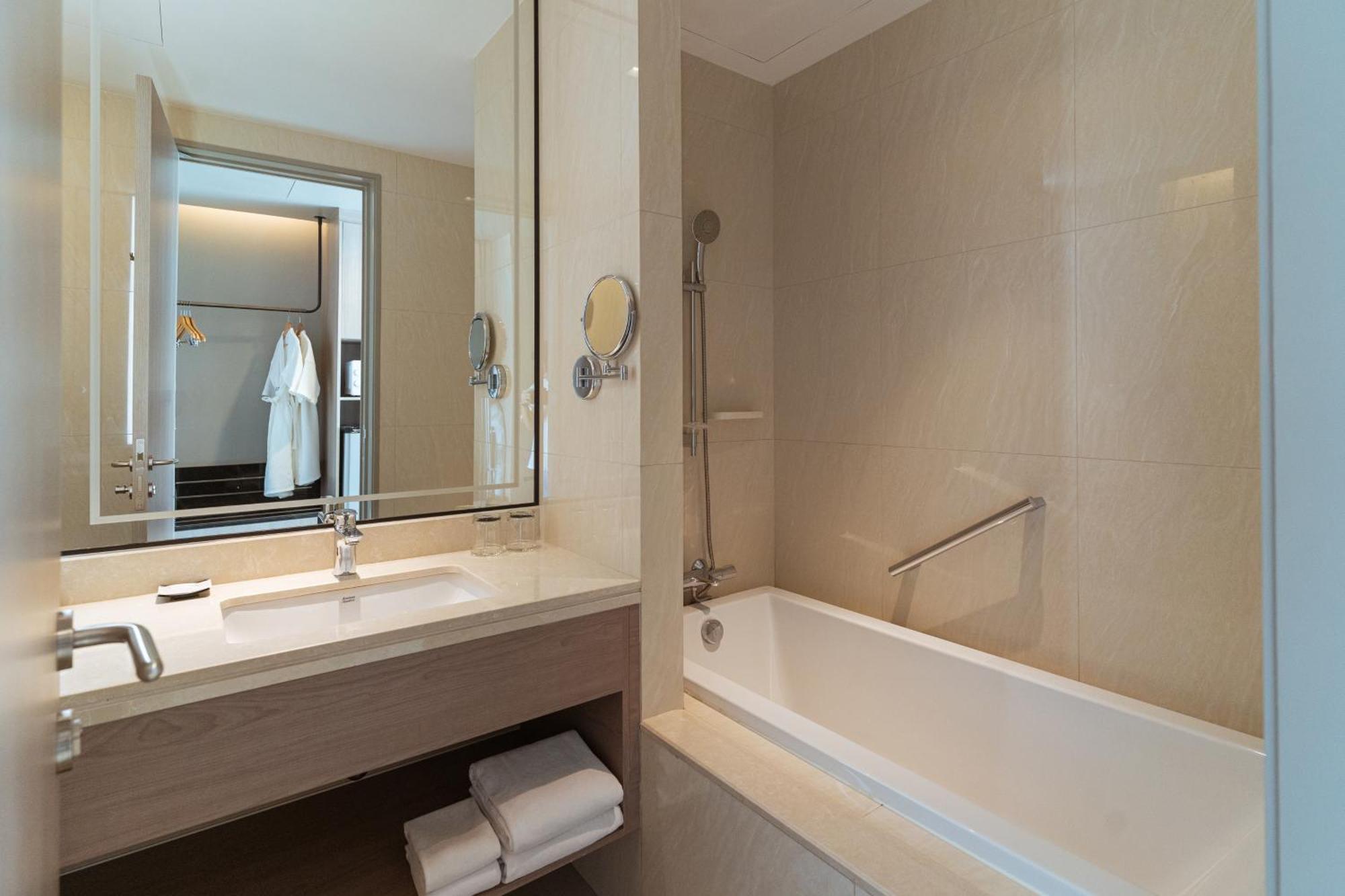 Centre Point Hotel Terminal21 Korat Nakhonratchasima Buitenkant foto Bathroom