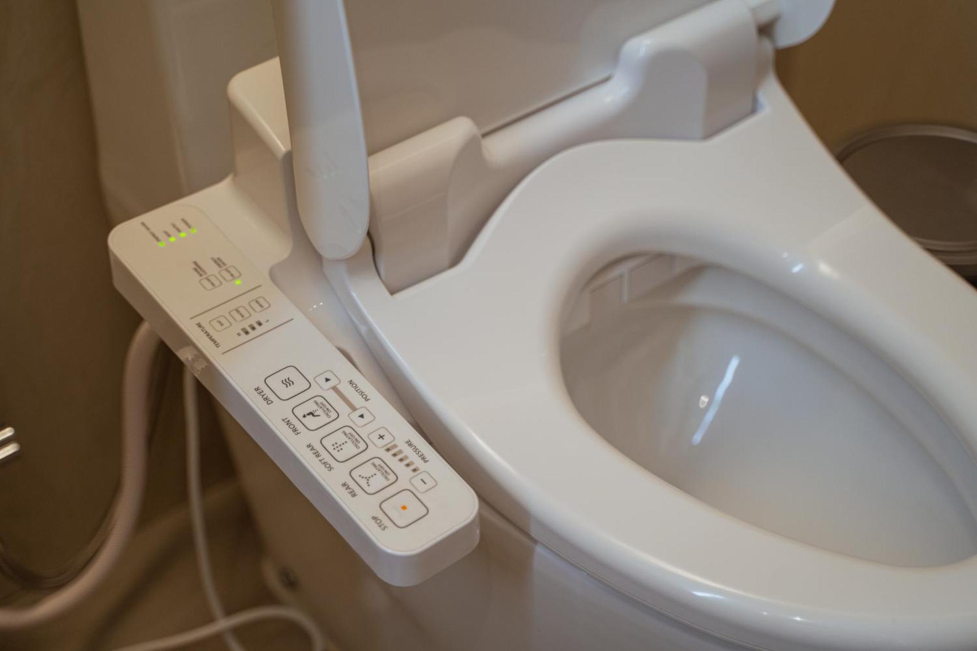 Centre Point Hotel Terminal21 Korat Nakhonratchasima Buitenkant foto A modern Japanese toilet with bidet and heated seat