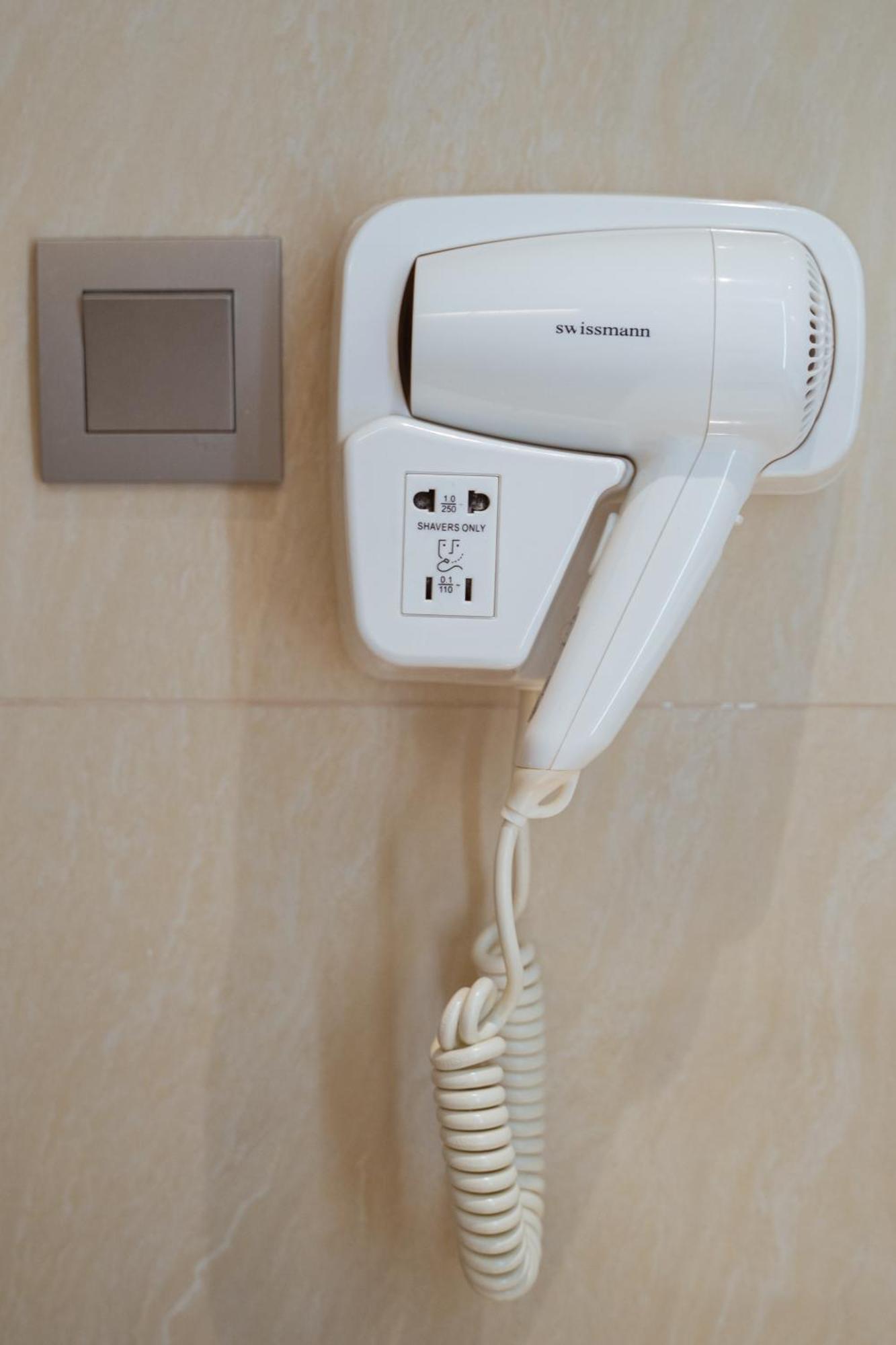 Centre Point Hotel Terminal21 Korat Nakhonratchasima Buitenkant foto A wall-mounted hair dryer