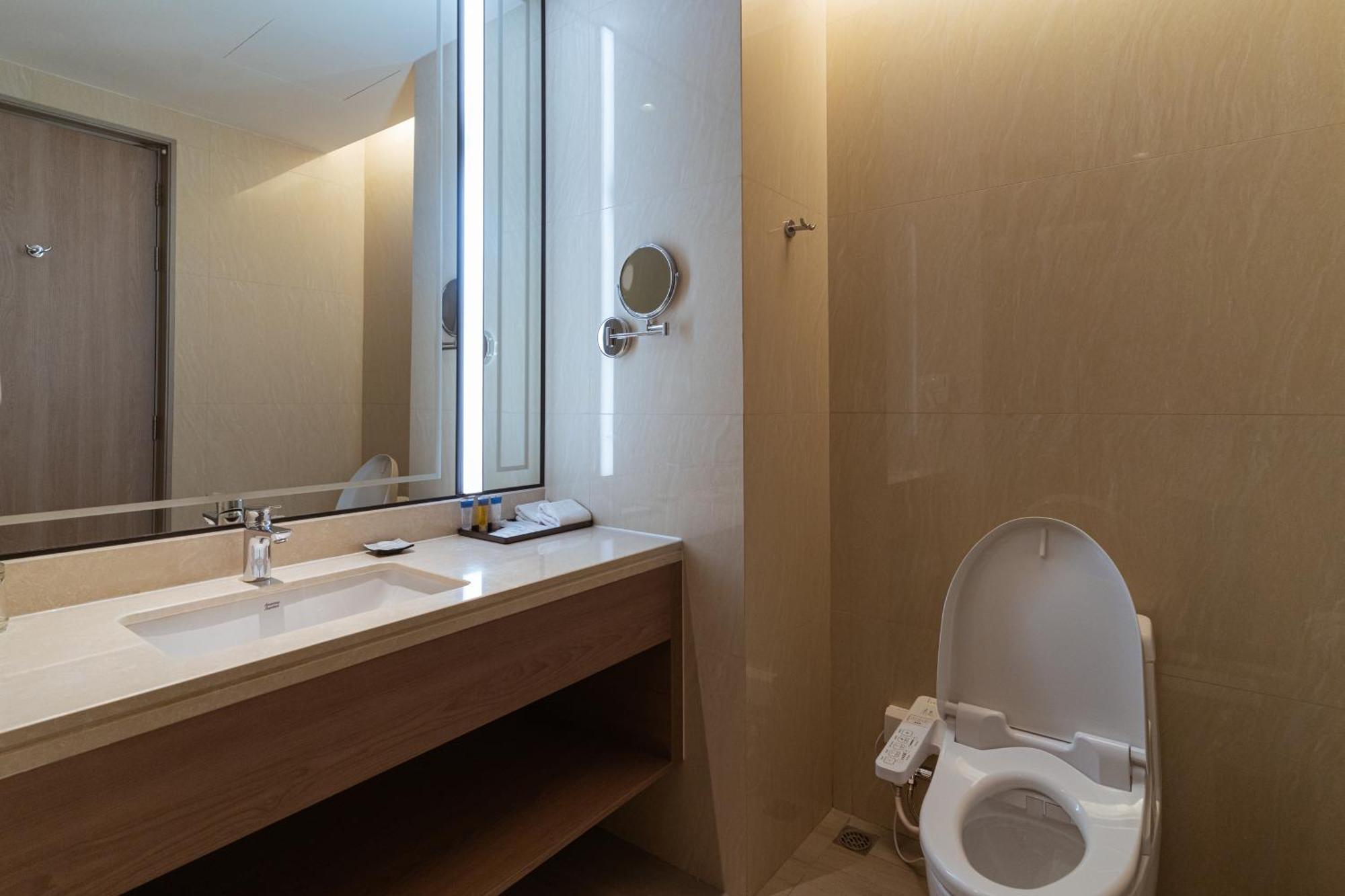Centre Point Hotel Terminal21 Korat Nakhonratchasima Buitenkant foto Bathroom